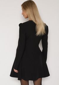 Born2be - Czarna Rozkloszowana Sukienka Ozdobiona Metaliczną Aplikacją Eleslie. Okazja: na randkę, na imprezę. Kolor: czarny. Wzór: aplikacja. Styl: elegancki #3