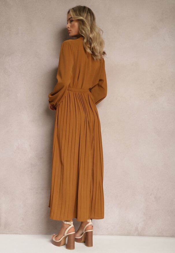 Renee - Brązowa Rozkloszowana Sukienka Maxi Plisowana Wiązana w Pasie Terilla. Kolor: brązowy. Materiał: materiał. Typ sukienki: koszulowe. Długość: maxi