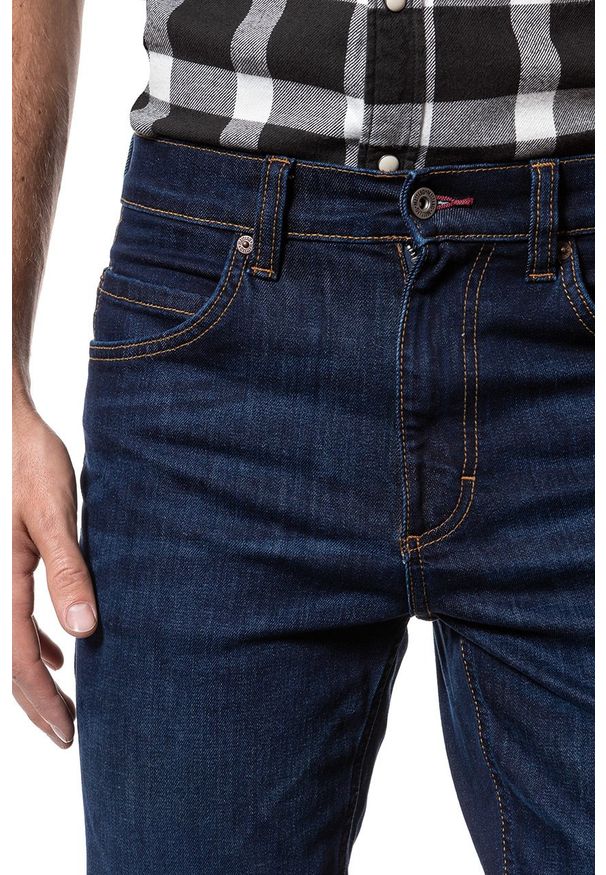 Mustang - SPODNIE MĘSKIE MUSTANG Tramper Tapered rinse 0112 5755 098. Wzór: aplikacja. Sezon: lato. Styl: elegancki