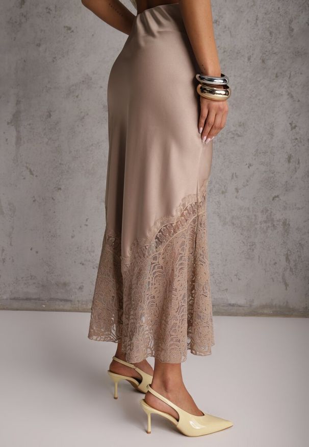 Renee - Beżowa Satynowa Spódnica Ozdobiona Rozcięciem na Nogę i Koronką Saviraet. Kolor: beżowy. Materiał: satyna, koronka. Wzór: aplikacja, koronka. Styl: elegancki