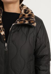 Born2be - Czarna Pikowana Kurtka Dwustronna ze Stójką i Ściągaczem z Futerkiem w Panterkę Cesila. Okazja: na co dzień. Typ kołnierza: kołnierzyk stójkowy. Kolor: czarny. Materiał: futro. Długość rękawa: długi rękaw. Długość: długie. Wzór: motyw zwierzęcy. Styl: casual, klasyczny #7