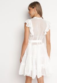 Born2be - Biała Koszulowa Sukienka Mini z Falbankami i Wiązanym Paskiem Divertire. Typ kołnierza: kołnierz z falbankami. Kolor: biały. Materiał: tkanina, materiał. Typ sukienki: koszulowe. Długość: mini #2