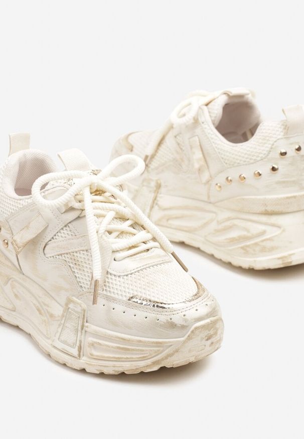 Renee - Beżowe Sneakersy na Platformie z Ozdobnym Tłoczeniem Lurine. Okazja: na co dzień. Zapięcie: sznurówki. Kolor: beżowy. Materiał: jeans. Obcas: na platformie
