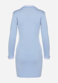 Born2be - Niebieska Sukienka Sweterkowa Dwurzędowa z Guzikami i Ozdobnymi Frędzlami Vluona. Kolor: niebieski. Materiał: materiał #2