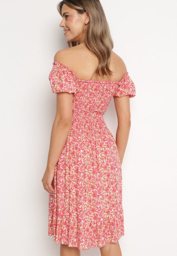 Born2be - Fuksjowa Sukienka Hiszpanka z Bawełny w Drobne Kwiatki Wietema. Okazja: na co dzień. Typ kołnierza: dekolt hiszpanka. Kolor: różowy. Materiał: bawełna. Wzór: kwiaty. Typ sukienki: z odkrytymi ramionami. Styl: casual