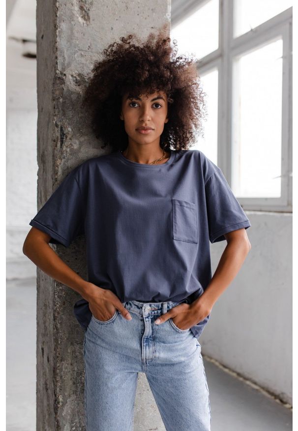 Marsala - T-shirt damski w kolorze niebieskim z kieszonką SPLIT INDYGO BY MARSALA. Kolor: niebieski. Materiał: jeans, bawełna. Długość rękawa: krótki rękaw. Długość: krótkie