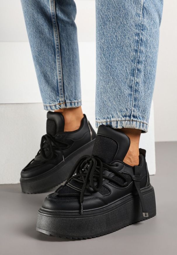 Renee - Czarne Sneakersy na Platformie Ozdobione Sznurowaniem Vilvia. Okazja: na co dzień. Kolor: czarny. Materiał: jeans. Wzór: aplikacja. Obcas: na platformie