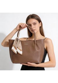 Torebka damska Rieker, ze skóry ekologicznej o prostej eleganckiej formie z ozdobną apaszką przy uchwycie wygodna do noszenia w dłoni i na ramieniu,. Kolor: brązowy. Materiał: skórzane. Styl: elegancki. Rodzaj torebki: na ramię #1