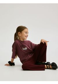 Reserved - Prążkowane spodnie flare - mahoniowy. Kolor: brązowy. Materiał: prążkowany