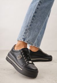 Renee - Czarne Skórzane Sneakersy na Koturnie Ozdobione Metalicznymi Aplikacjami Acaledice. Okazja: na co dzień. Kolor: czarny. Materiał: skóra. Wzór: aplikacja. Obcas: na koturnie #1