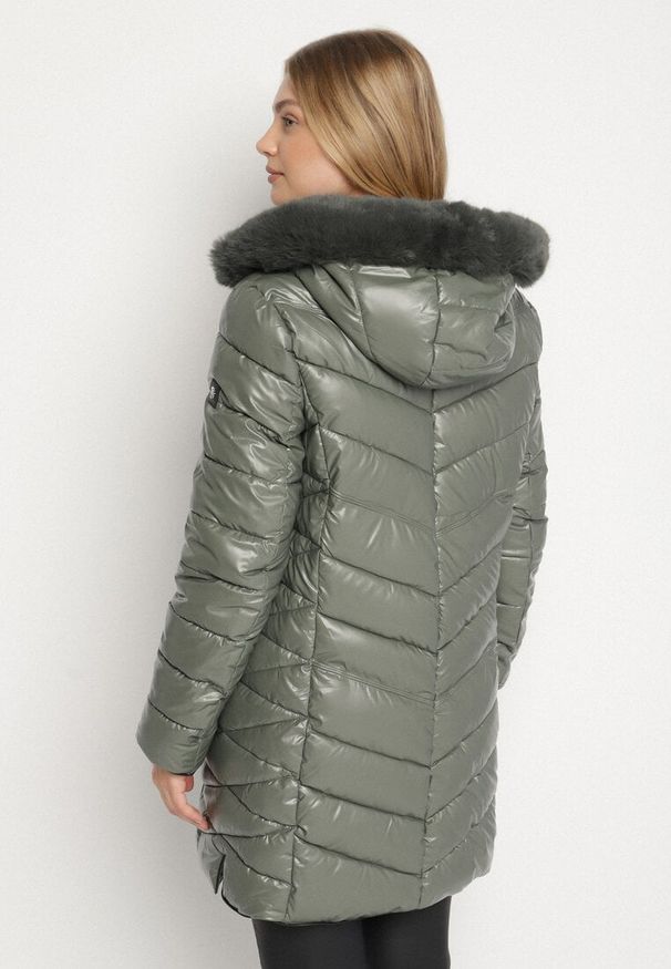 Born2be - Zielona Pikowana Kurtka z Kapturem z Futerkiem Zorria. Typ kołnierza: kaptur. Kolekcja: plus size. Kolor: zielony. Materiał: futro. Wzór: aplikacja