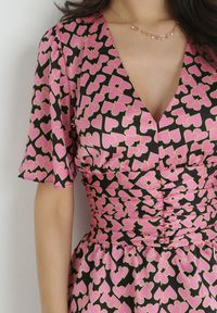 Born2be - Różowo-Czarna Sukienka Mini z Marszczeniem i Gumkami w Pasie Kyliean. Kolor: różowy. Sezon: wiosna, lato. Długość: mini #3