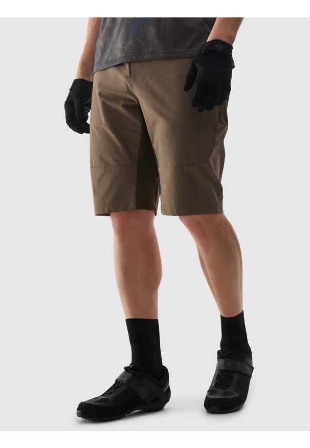 4f - 4F Spodenki rowerowe MTB męskie - brązowe L. Stan: podwyższony. Kolor: brązowy. Materiał: tkanina, elastan, włókno, syntetyk, materiał. Długość: do kolan. Wzór: gładki, jednolity. Sport: kolarstwo