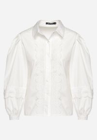 Born2be - Biała Bawełniana Koszula z Bufiastymi Rękawami i Ażurowymi Lamówkami Adarphona. Okazja: na co dzień. Kolor: biały. Materiał: bawełna. Wzór: ażurowy. Styl: casual #4