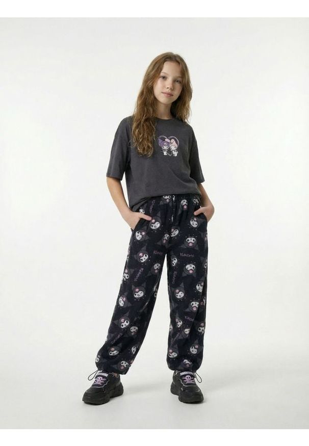 Sinsay - Polarowe spodnie z regulowanymi gumkami w nogawkach Kuromi - czarny. Kolor: czarny. Materiał: polar
