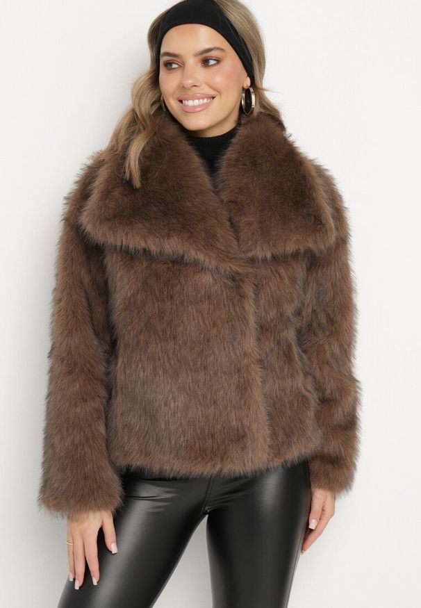 Born2be - Brązowa Futrzana Kurtka z Szerokim Kołnierzem Merionnie. Kolor: brązowy. Materiał: futro. Styl: elegancki