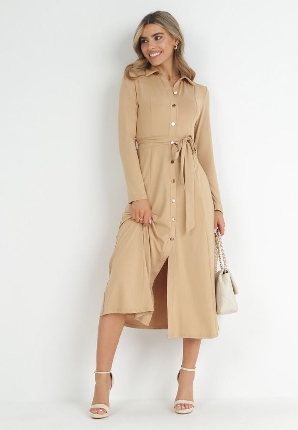 Born2be - Beżowa Sukienka Maxi o Koszulowym Fasonie z Wiązaniem mZynlee. Okazja: na co dzień. Kolor: beżowy. Materiał: dzianina, wiskoza. Typ sukienki: koszulowe. Styl: casual, elegancki, klasyczny. Długość: maxi
