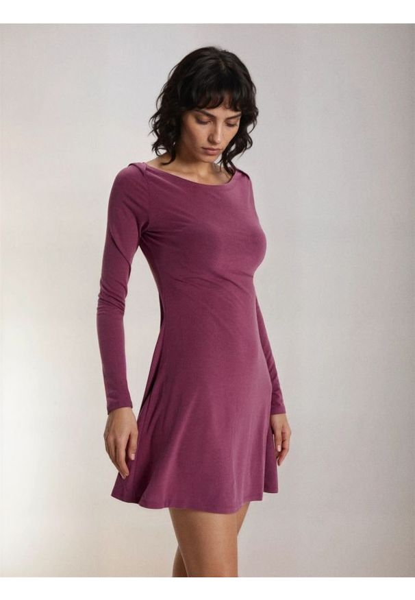 Sinsay - Gładka sukienka z długim rękawem - różowy. Kolor: różowy. Długość rękawa: długi rękaw. Wzór: gładki