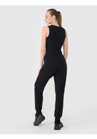 4f - 4F Spodnie dresowe joggery damskie - czarne XS. Kolor: czarny. Materiał: dresówka. Wzór: gładki, ze splotem
