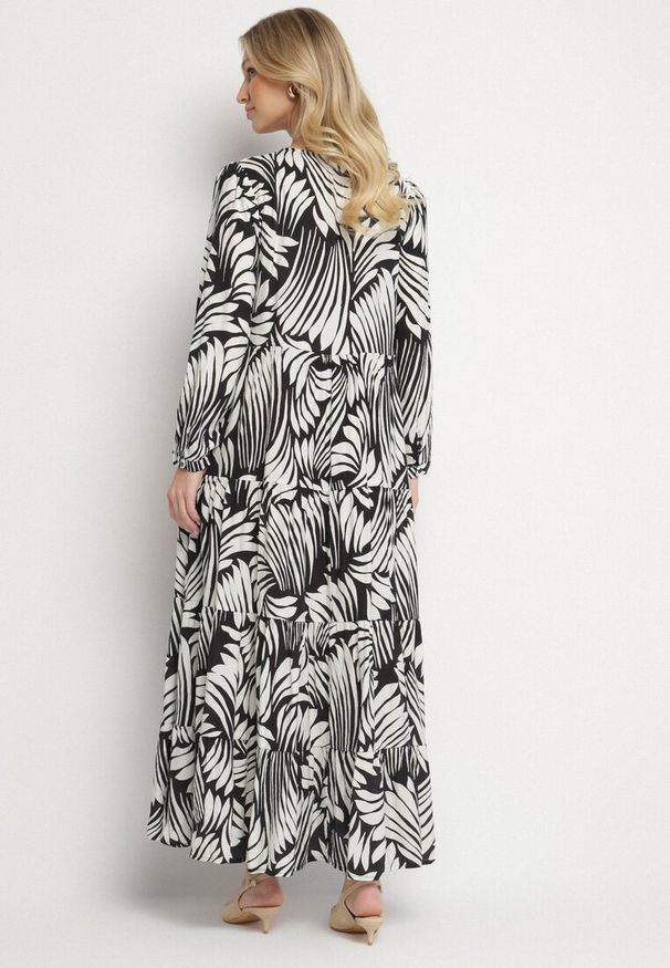 Born2be - Czarna Rozkloszowana Sukienka z Wiskozą Zdobiona Abstrakcyjnym Wzorem Ivelavia. Okazja: na co dzień. Kolor: czarny. Materiał: wiskoza. Długość rękawa: długi rękaw. Wzór: aplikacja. Typ sukienki: rozkloszowane. Styl: klasyczny, casual