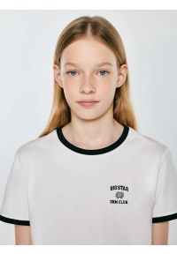 Big-Star - Koszulka dziewczęca z kontrastowym wykoŅczeniem biała Lillia 100. Okazja: na co dzień, na uczelnię. Kolor: biały. Materiał: dzianina. Wzór: nadruk. Styl: retro, młodzieżowy, casual, klasyczny, sportowy #3