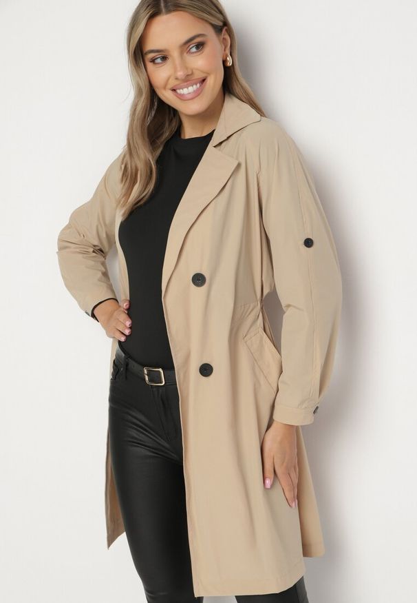Born2be - Beżowy Dwurzędowy Płaszcz z Bawełną i Regulowanymi Rękawami Ściągany z Tyłu Paskiem Mevalina. Okazja: do pracy. Kolor: beżowy. Materiał: bawełna. Styl: elegancki, klasyczny