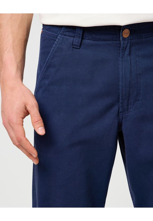 Wrangler - MESKIE SPODNIE MATERIALOWE WRANGLER RELAXED CHINO NAVY 112373190