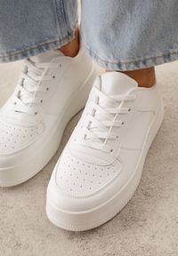 Renee - Białe Sznurowane Sneakersy na Platformie z Bieżnikiem Arvilla. Kolor: biały. Materiał: skóra, materiał. Obcas: na platformie #8