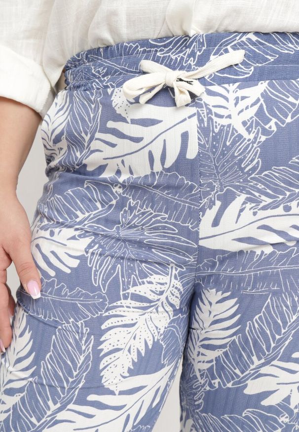 Born2be - Niebieskio-Białe Spodnie z Wysokim Stanem z Kieszeniami we Florystyczny Print Givona. Okazja: na spacer. Stan: podwyższony. Kolor: niebieski. Materiał: tkanina. Wzór: nadruk. Sezon: lato