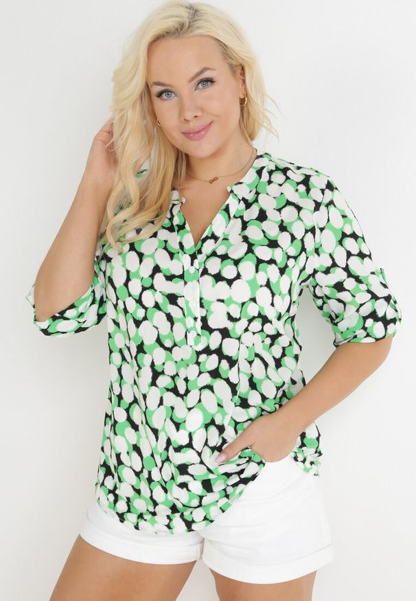 Born2be - Zielono-Biała Bluzka z Trójkątnym Dekoltem w Fantazyjny Print Anola. Okazja: do pracy, na co dzień. Kolor: zielony. Wzór: nadruk. Styl: casual