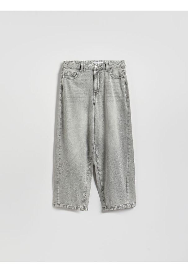 Reserved - Jeansy barrel fit - jasnoszary. Kolor: szary