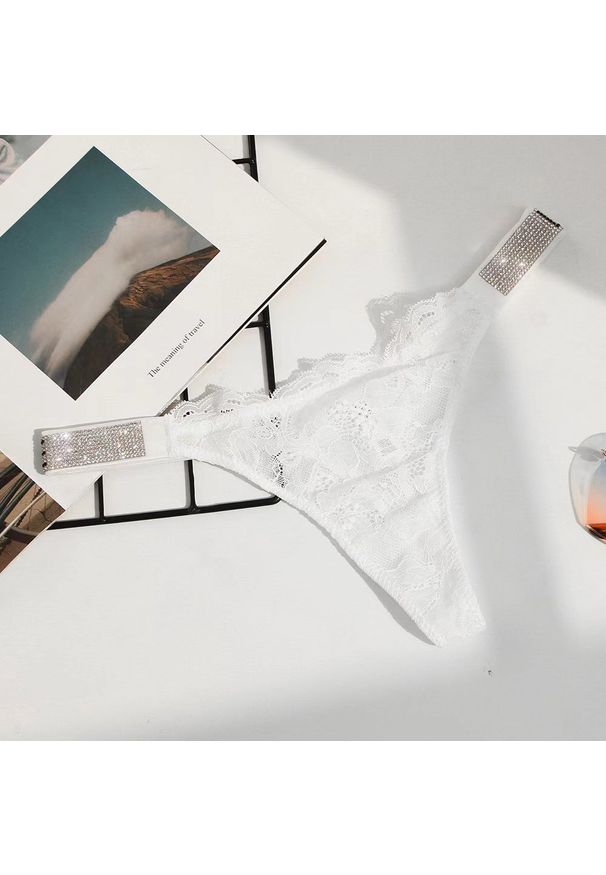 Intica - Stringi z błyszczącym pasem na specjalne okazje Handan. Kolor: biały. Materiał: materiał