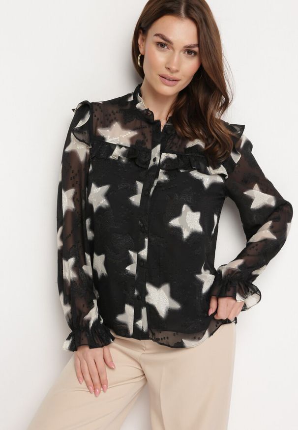 Born2be - Czarna Koszula w Gwiazdki z Falbankami Klimixa. Typ kołnierza: kołnierz z falbankami. Kolor: czarny