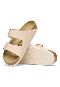 Birkenstock - BIRKENSTOCK ARIZONA BF NEW BEIGE Klapki damskie. Okazja: na co dzień. Kolor: beżowy. Materiał: materiał, skóra. Wzór: paski. Sezon: lato. Styl: elegancki, casual, klasyczny #8