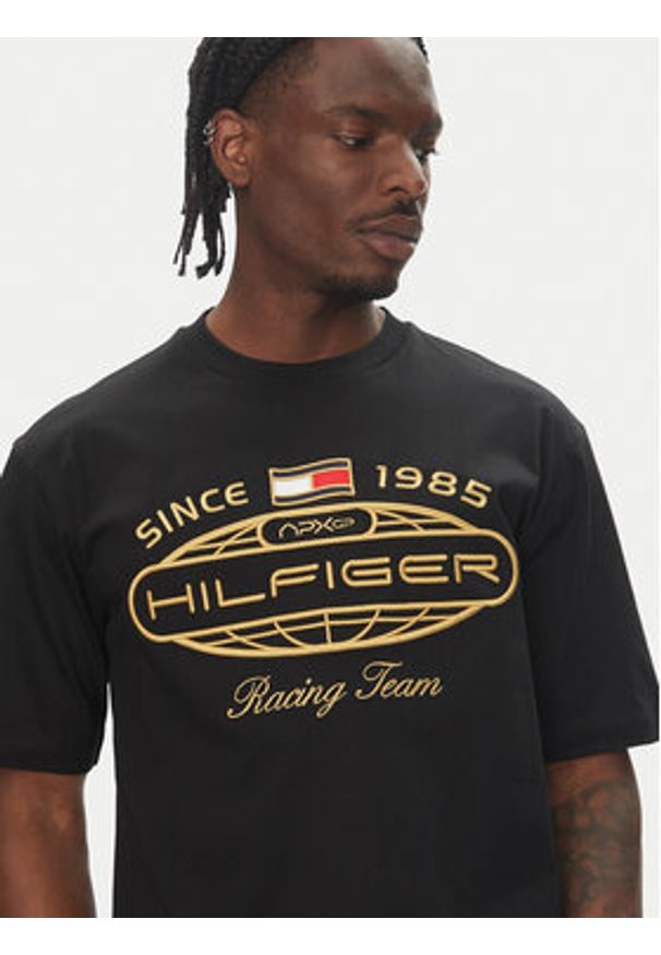 TOMMY HILFIGER - Tommy Hilfiger T-Shirt F1 Movie MW0MW41390 Czarny Regular Fit. Kolor: czarny. Materiał: bawełna
