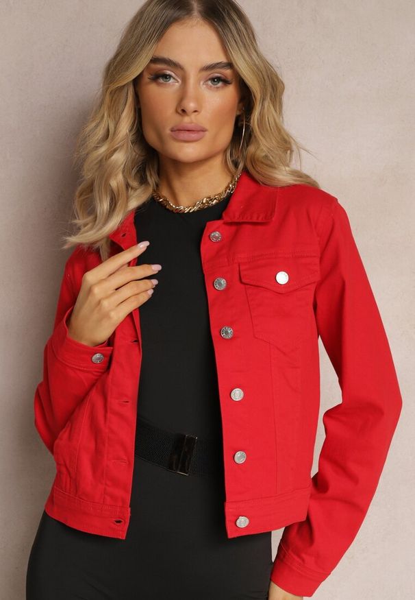 Renee - Czerwona Jeansowa Kurtka z Bawełny z Guzikami i Kieszeniami Ainztia. Kolor: czerwony. Materiał: bawełna, jeans