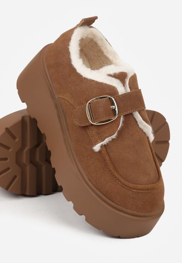 Born2be - Jasnobrązowe Śniegowce na Grubej Podeszwie z Paskiem z Klamerką i Futerkiem Uwedina. Okazja: na co dzień. Nosek buta: okrągły. Zapięcie: pasek. Kolor: brązowy. Materiał: futro. Sezon: zima. Obcas: na obcasie. Styl: casual, elegancki, klasyczny. Wysokość obcasa: średni