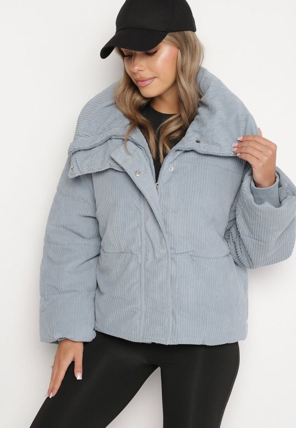 Born2be - Jasnoniebieska Sztruksowa Kurtka z Wysokim Kołnierzem Realitia. Okazja: na co dzień. Typ kołnierza: golf. Kolor: niebieski. Materiał: sztruks. Styl: elegancki, casual