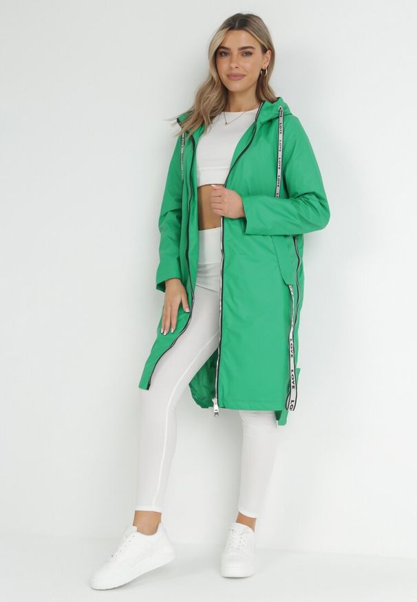 Born2be - Zielony Płaszcz za Kolano z Kapturem Katine. Typ kołnierza: kaptur. Kolor: zielony. Długość: długie. Wzór: nadruk, aplikacja. Styl: elegancki