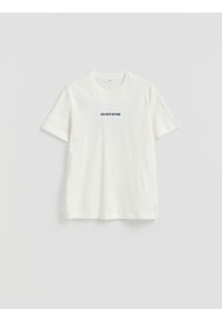 Reserved - T-shirt regular z nadrukiem na plecach - biały. Kolor: biały. Materiał: bawełna, dzianina. Wzór: nadruk #1