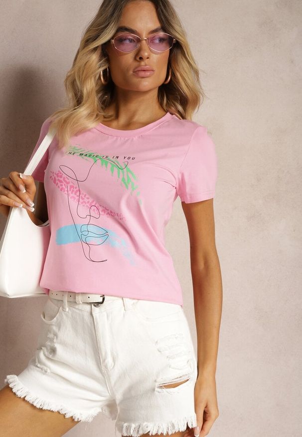 Renee - Różowy T-shirt z Bawełny z Krótkim Rękawem i Ozdobnym Printem Saronea. Okazja: na co dzień. Kolor: różowy. Materiał: bawełna. Długość rękawa: krótki rękaw. Długość: krótkie. Wzór: nadruk. Styl: casual