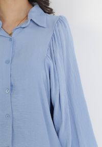 Born2be - Niebieska Koszula z Rękawami typu Nietoperz i Guzikami Syrai. Kolor: niebieski. Materiał: tkanina, wiskoza. Długość rękawa: długi rękaw. Długość: długie