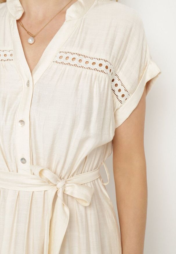 Born2be - Beżowa Wiskozowa Sukienka o Rozkloszowanym Kroju z Wiązanym Paskiem Jaselna. Okazja: na co dzień. Typ kołnierza: dekolt w kształcie V. Kolor: beżowy. Materiał: wiskoza. Długość rękawa: krótki rękaw. Sezon: wiosna, lato. Styl: casual, elegancki