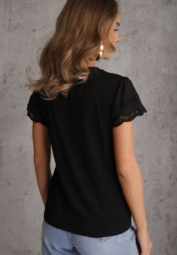 Renee - Czarny T-shirt z Bawełny z Rękawami z Koronki Hycis. Kolor: czarny. Materiał: bawełna, koronka. Wzór: koronka