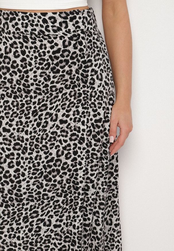 Born2be - Szara Wiskozowa Spódnica o Rozkloszowanym Kroju z Kieszeniami Kosaretia. Okazja: do pracy, na co dzień, na spotkanie biznesowe. Kolor: szary. Materiał: wiskoza. Styl: klasyczny, biznesowy, elegancki, casual, sportowy