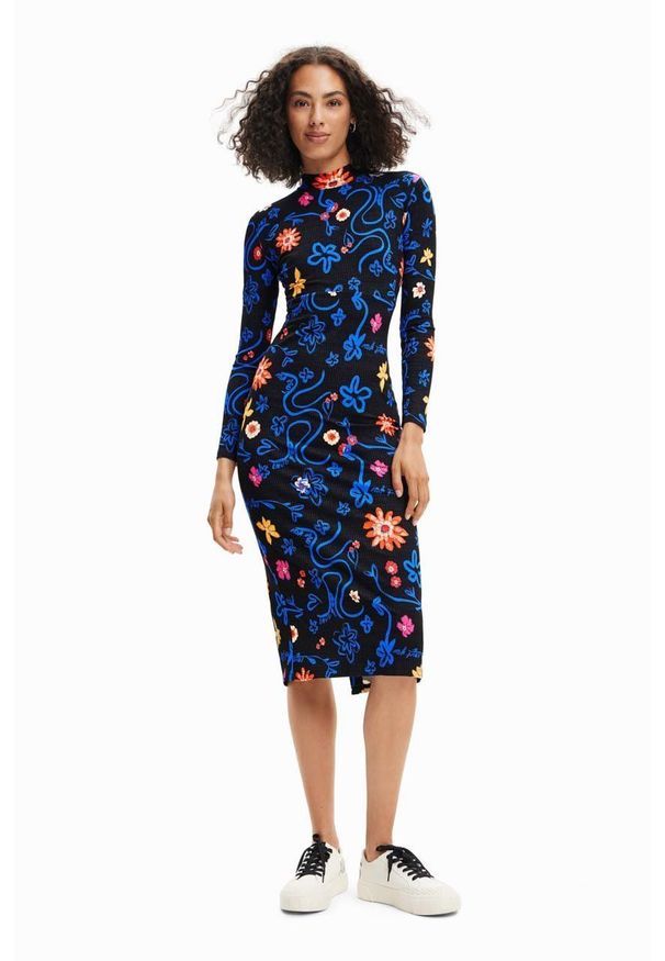 Desigual sukienka midi dopasowana. Materiał: materiał, dzianina, wiskoza. Długość rękawa: długi rękaw. Typ sukienki: dopasowane. Długość: midi