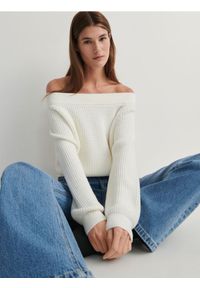 Reserved - Sweter z drobnym splotem - kremowy. Kolor: kremowy. Materiał: dzianina, wiskoza. Wzór: ze splotem