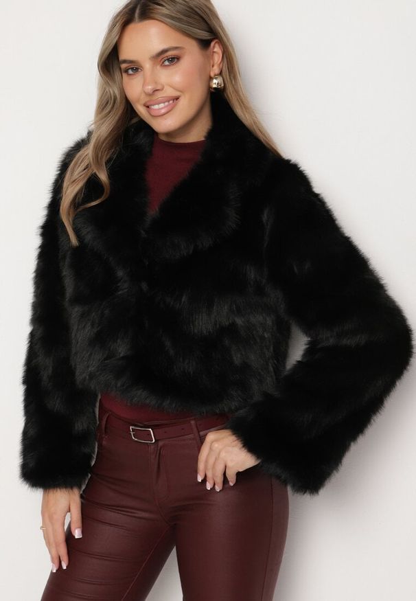 Born2be - Czarna Futerkowa Kurtka o Krótkim Kroju z Eleganckim Kołnierzem Tazamisa. Okazja: na co dzień. Kolor: czarny. Materiał: jeans. Długość: krótkie. Styl: elegancki