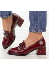 Bordowe skórzane mokasyny damskie na obcasie Vinceza 18116. Okazja: na co dzień. Nosek buta: okrągły. Kolor: czerwony. Szerokość cholewki: normalna. Wzór: aplikacja. Materiał: skóra. Sezon: wiosna, lato, jesień. Obcas: na obcasie. Styl: casual, klasyczny, elegancki. Wysokość obcasa: średni #1