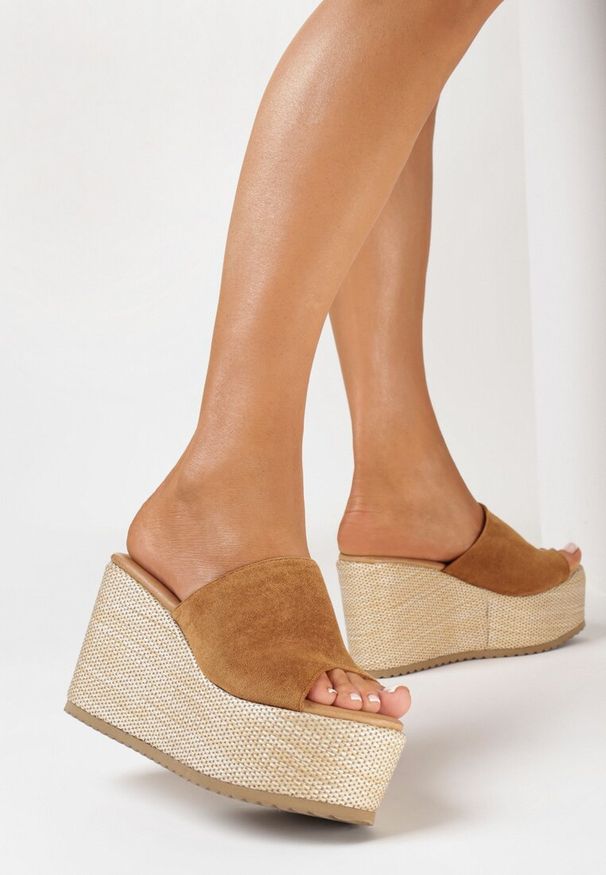 Born2be - Brązowe Klapki z Szerokim Paskiem i Wysokim Koturnie z Platformą Lornea. Kolor: brązowy. Materiał: materiał. Sezon: lato. Obcas: na koturnie. Styl: boho